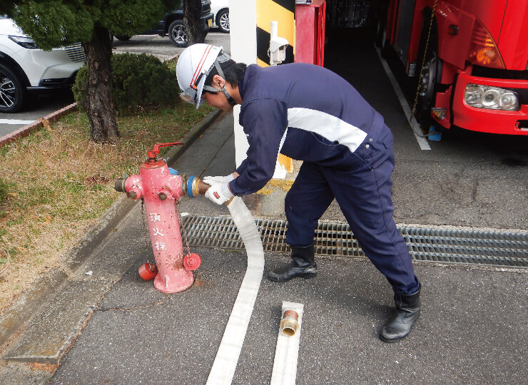 消火栓操法訓練の様子の写真