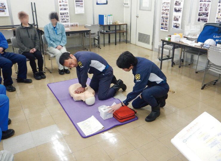 応急手当・搬送法・三角巾の様子の写真