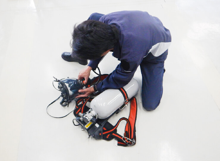 空気呼吸器取扱い訓練の様子の写真
