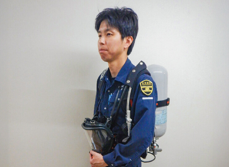 空気呼吸器取扱い訓練の様子の写真